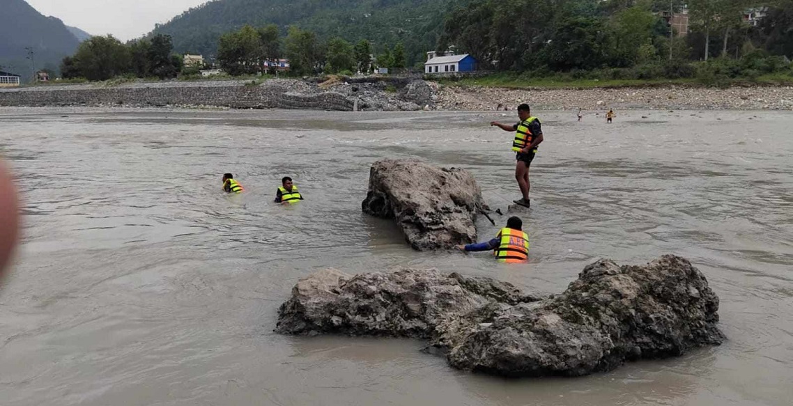 नदीमा हाम फालेर एक व्यक्ति बेपत्ता