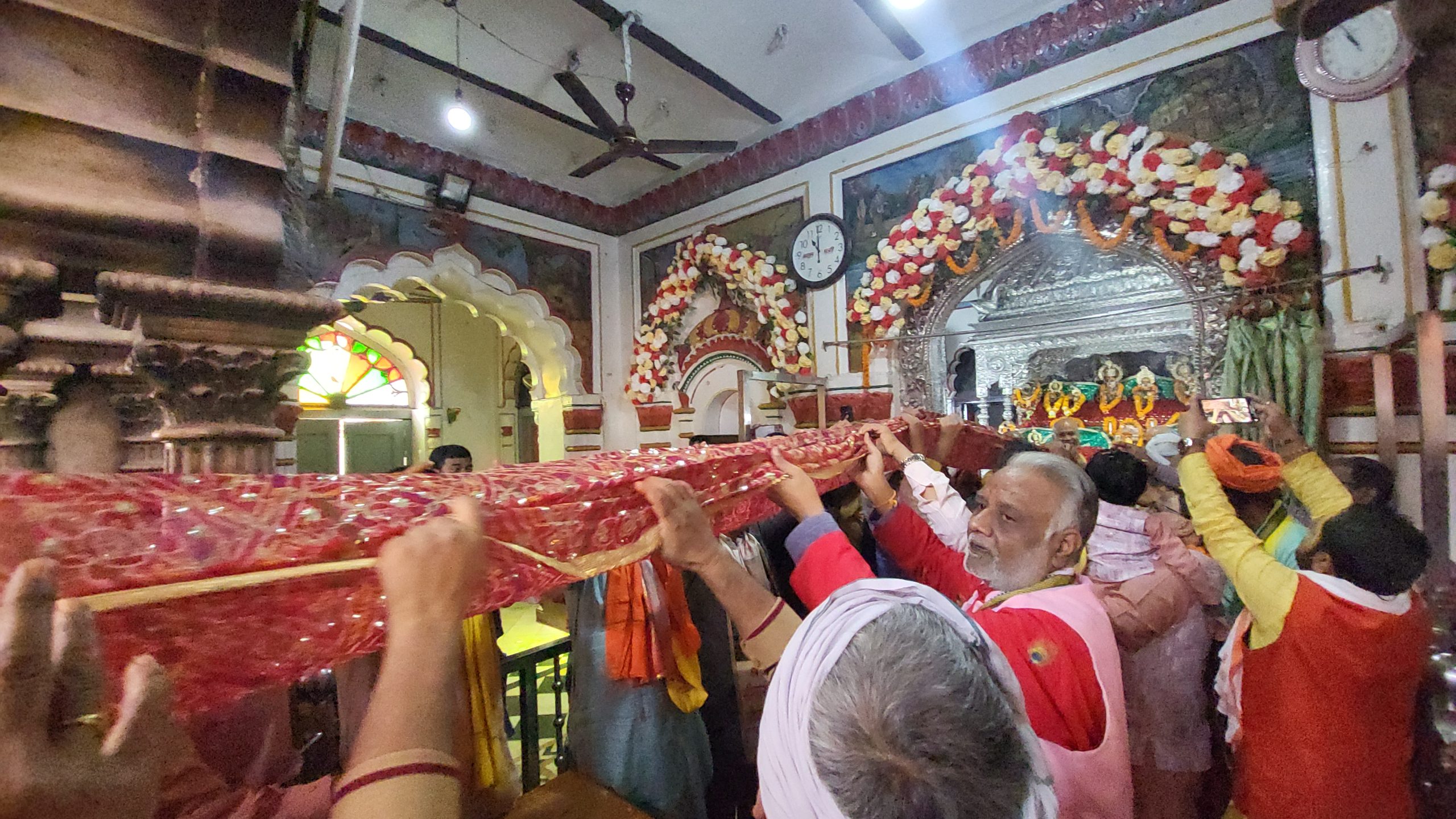 जानकी मन्दिरमा १०८ मिटरको चुनरी चढाइयो